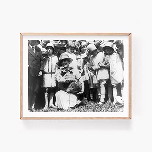 БЕЗКРАЙНИ СНИМКИ Снимка: Грейс Джи Кулидж, домашен миеща мечка, Деца, Територия на Белия дом, на Великден постави обратно, 1927 Размер: 8X